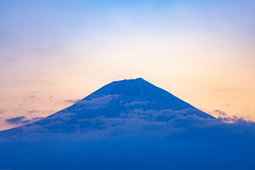 Fototapeta na wymiar 夜明けの富士山、静岡県富士宮市田貫湖にて