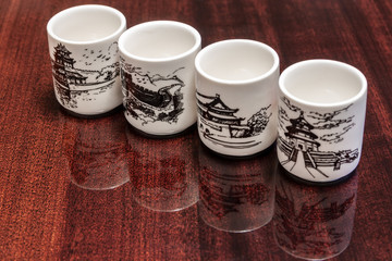 Chinesische Tee Tasssen auf Mahagoni