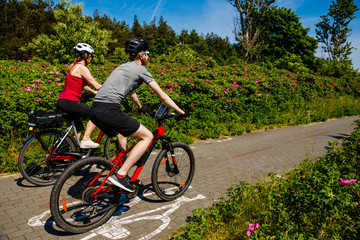 Obraz premium Healthy lifestyle - people riding bicycles