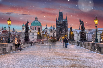 Beroemde historische Karelsbrug in de winterochtend, Old Town bridge-toren, Prague, Tsjechië.