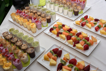 Buffet con frutta e dolci per festa all'aperto