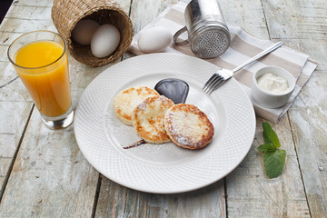cheesecake breakfast with jam and orange juice