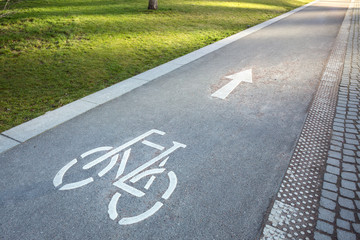 Radweg mit Fahrrad Symbol und Pfeil