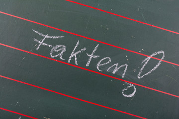 Fakten - Spruch auf Schultafel - Symbolfoto