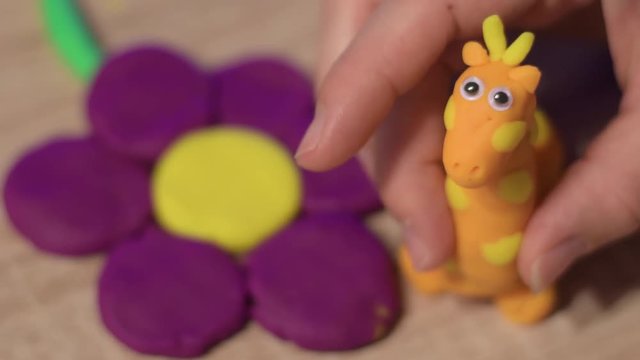 Kinder Spielen mit Knete