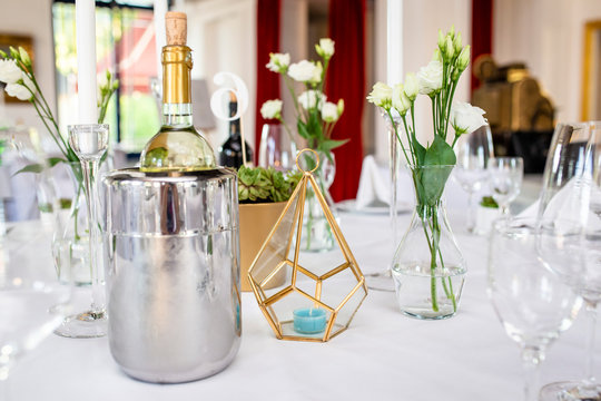 Hochzeitstisch und Dekoration mit Weinflasche
