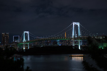 Obraz premium Tęczowy most nocą