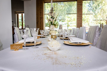 dekorierter tisch am fenster für Hochzeit