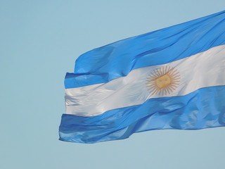 Bandera argentina flameando en el cielo celeste