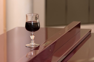 Bicchiere di vino sul pianoforte