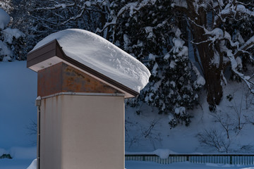 屋根に積もった雪