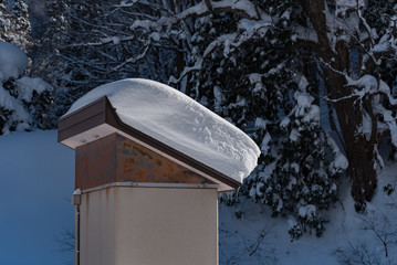 屋根に積もった雪