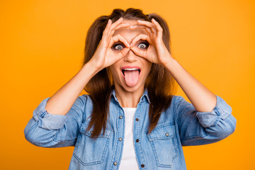 Close up photo of brunette she her lady pretty hairdo okey gestu