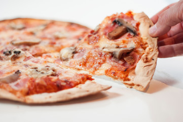 Pizza cortar coger comer de todas las clases champiñón pimiento mozarela queso parmesano