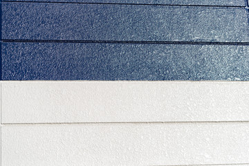 青と白の塗装壁