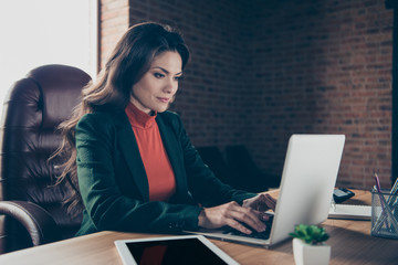 Fototapeta premium Close up photo of attractive middle-aged she her lady woman sitt