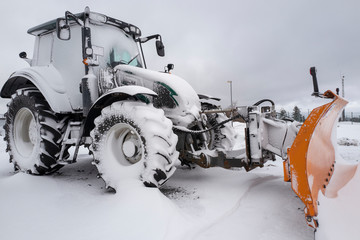 Trecker eingeschneit im Winter © scaleworker