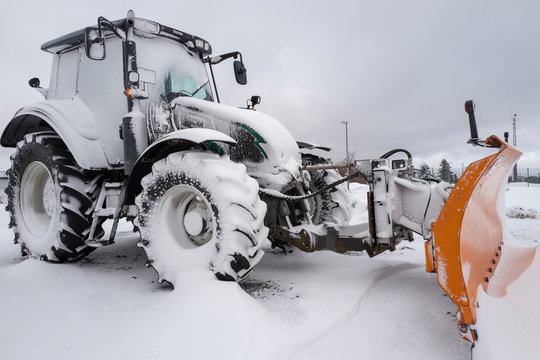 Trecker eingeschneit im Winter