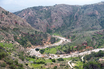Antigua zona minera del siglo pasado en las montañas de Vedar al borde de un río seco, cerca de Mojacar en Almería y ya en desuso.