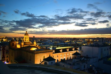 veduta panoramica all'ora del tramonto della città vecchia di Siviglia in Andalusia vista dalla struttura moderna Setas conosciuta anche come Metropol Parasol