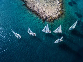 Erstaunliche Aussicht auf Rennsegelboote mit kleiner Insel und kristallklarem Wasser © Pavel