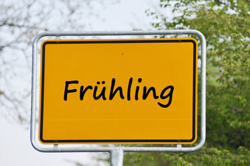 Frühling, Landschaft mit Ortschild