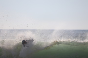 surfeur sur une vague