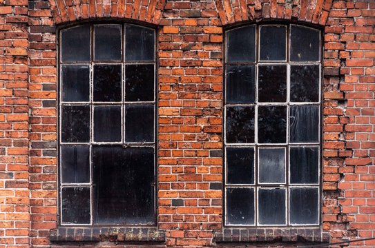 Fototapeta Dwa wysokie okna w budynku z pomarańczowej cegły