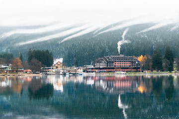 Lagos Titisee y Schluchsee en la Selva Negra, Alemania. Paisaje invernal con perfectos reflejos en el lago y montñas cubiertas de nieve y niebla