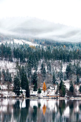 Lagos Titisee y Schluchsee en la Selva Negra, Alemania. Paisaje invernal con perfectos reflejos en el lago y montñas cubiertas de nieve y niebla