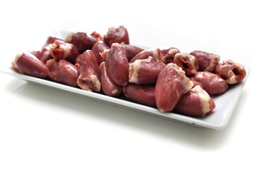 Podroby drobiowe. Serca drobiowe na białym tle © foodandcook