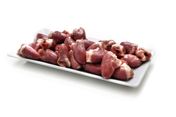 Serduszka  z kurczaka.  Serca drobiowe na białym tle © foodandcook