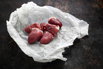 Podroby, serca indycze. Serca drobiowe na ciemnym tle. © foodandcook