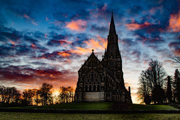 Obraz premium Spooky church at sunset