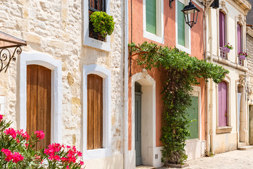 Aigues-Mortes in the south of France, typical colorful houses in the village  - obrazy, fototapety, plakaty