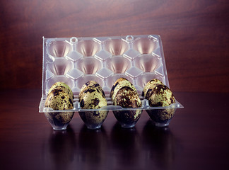 HUEVOS DE CODORNÍZ ENVASADOS SOBRE FONDO OSCURO