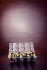 HUEVOS DE CODORNÍZ SOBRE FONDO OSCURO