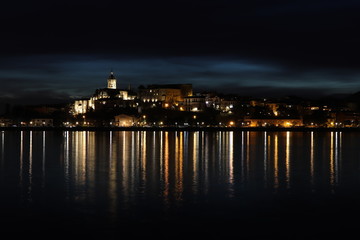 Obraz premium Vue panoramique de nuit sur la ville de Fontarrabie , Hundarribia, Ondarribia, Ondarrabia en espagne