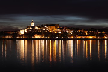 Vue panoramique de nuit sur la ville de Fontarrabie , Hundarribia, Ondarribia, Ondarrabia en espagne