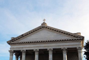 Fototapeta na wymiar Cattedrale Stile neoclassico facciata con cielo azzurro