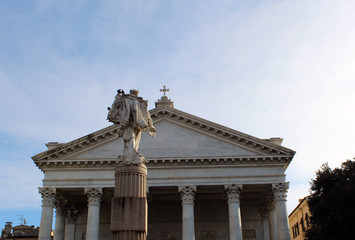 Naklejka premium Facciata cattedrale con statua e cielo azzurro