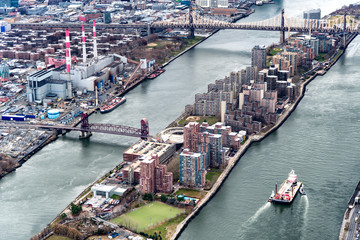 Roosevelt Island and Bridges as seen from the helicopter in New York City - obrazy, fototapety, plakaty