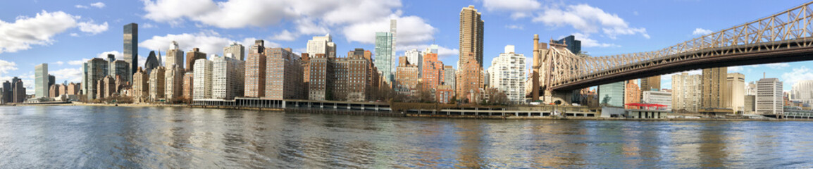Fototapeta na wymiar Panoramic view of Manhattan skyline from Roosevelt Island, New York City