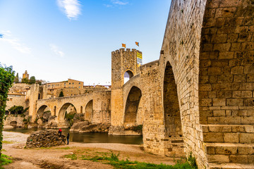 Pont fortifié médiéval de Besalu en Catalogne, Espagne