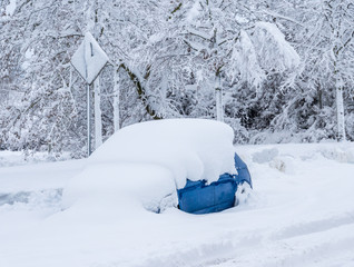 Auto von Schnee bedeckt
