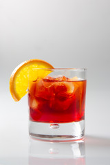 Cocktail rosso con ghiaccio in primo piano