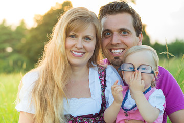 Fototapeta premium Glückliche Familie in der Natur