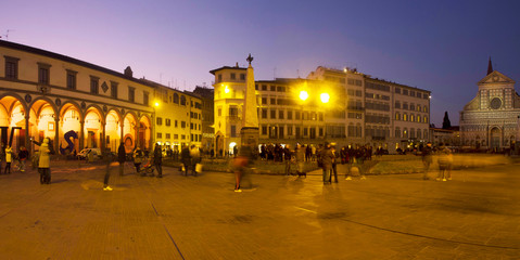 Fototapeta premium Italia, Firenze, piazza Santa Maria NOvella e chiesa, di notte.