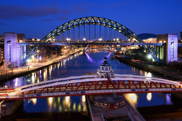 Fototapeta na wymiar Newcastle Tyne bridge and Swing bridge at night