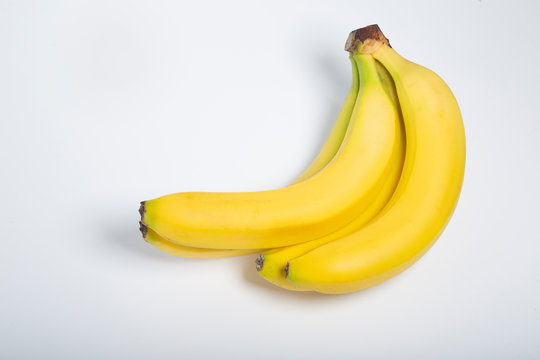 Banane in primo piano isolate su sfondo bianco